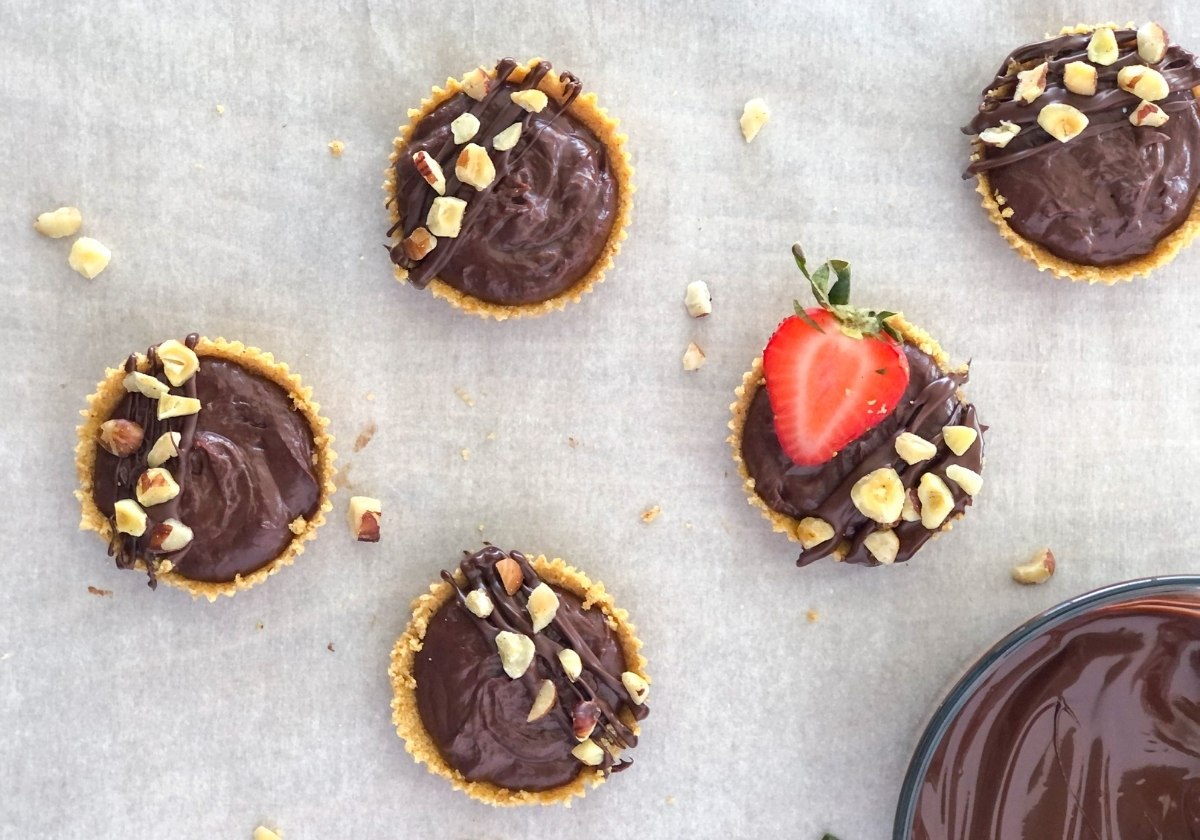 mini tarts with hazelnuts and melted chocolate in a bowl