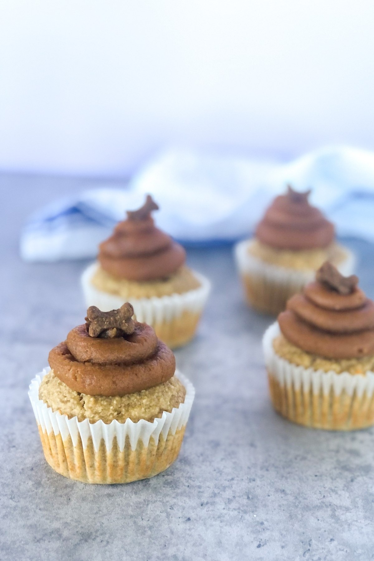 peanut butter banana dog cupcakes with peanut butter pumpkin frosting