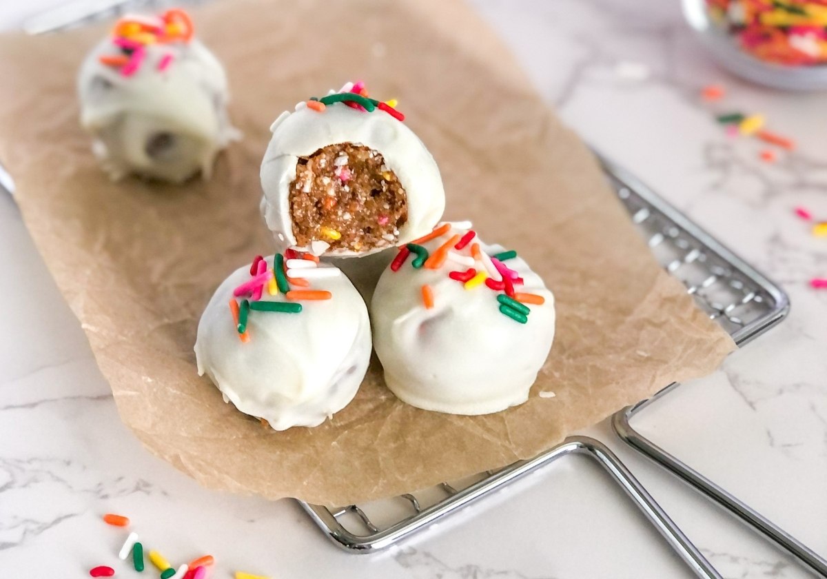 mini birthday cake dessert truffles with sprinkles