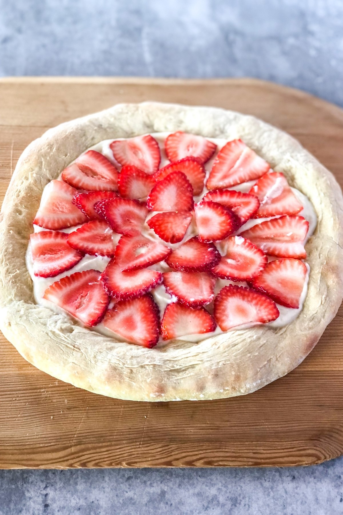 mascarpone pizza with strawberries on top