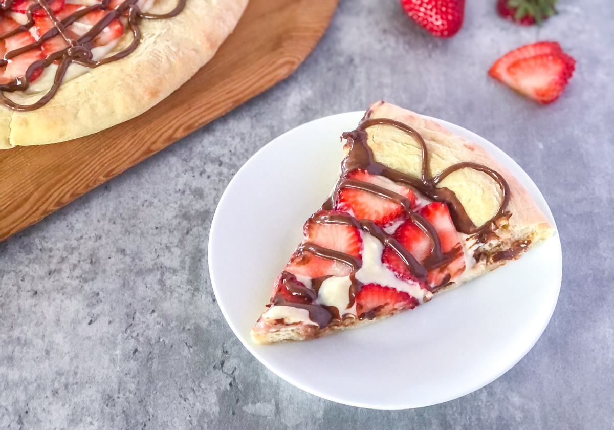 dessert pizza with strawberries