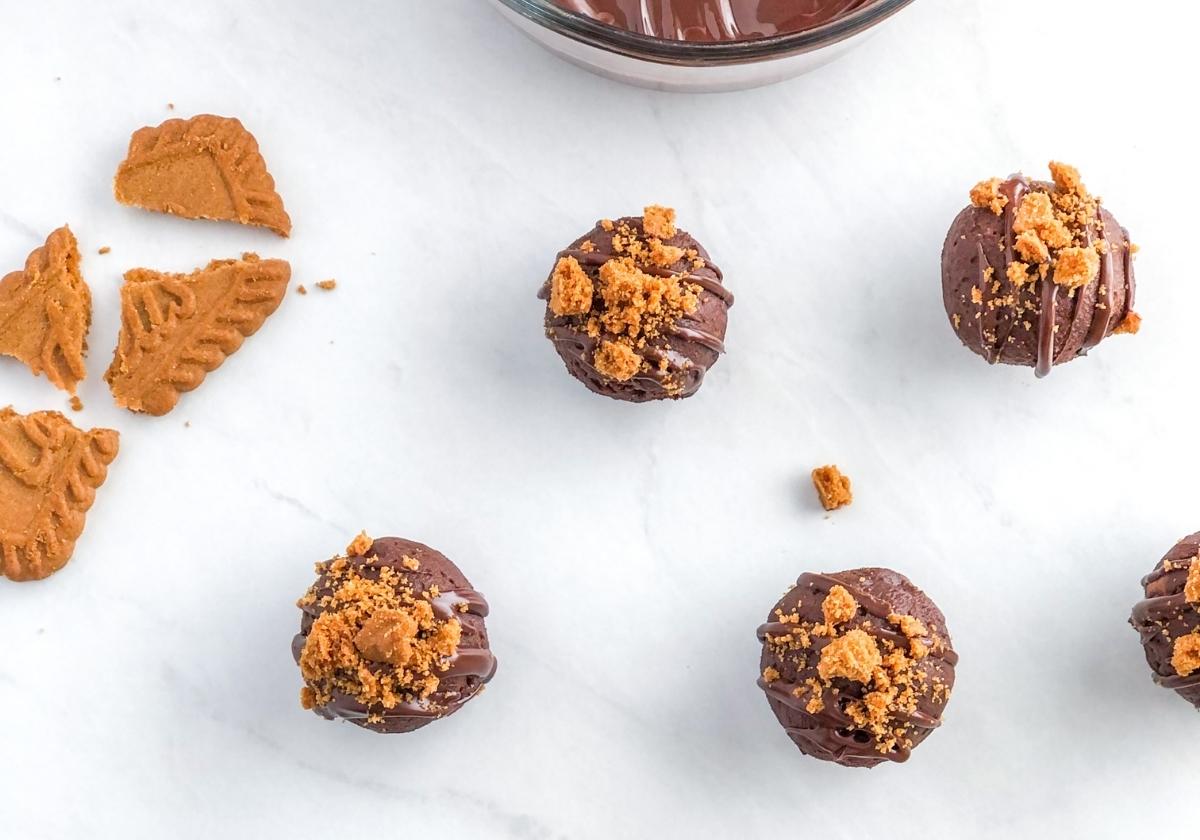 chocolate Biscoff brownie truffles with crushed Biscoff cookies